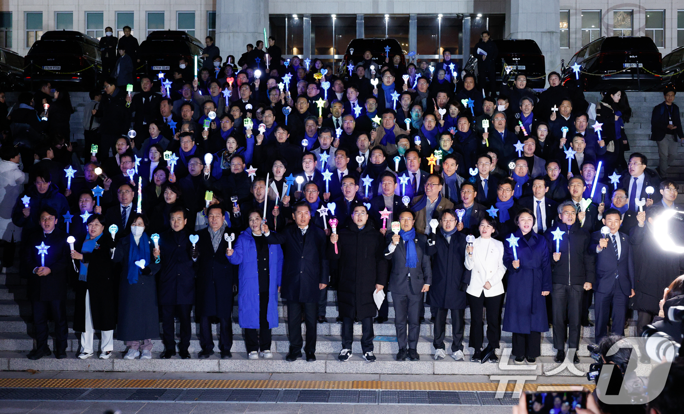 (서울=뉴스1) 안은나 기자 = 더불어민주당 박찬대 원내대표를 비롯한 국회의원들이 윤석열 대통령 탄핵안 표결을 하루 앞둔 13일 오후 서울 여의도 국회 본청 계단에서 각자 응원봉을 …