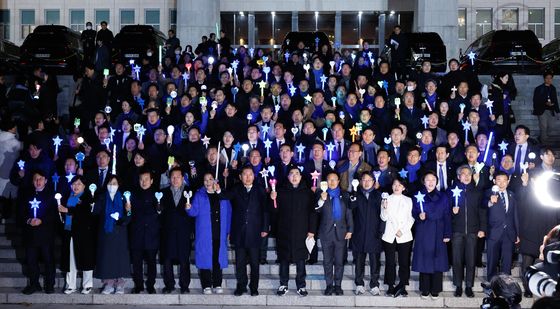 국회 본청 계단에서 아이돌 응원봉 든 민주