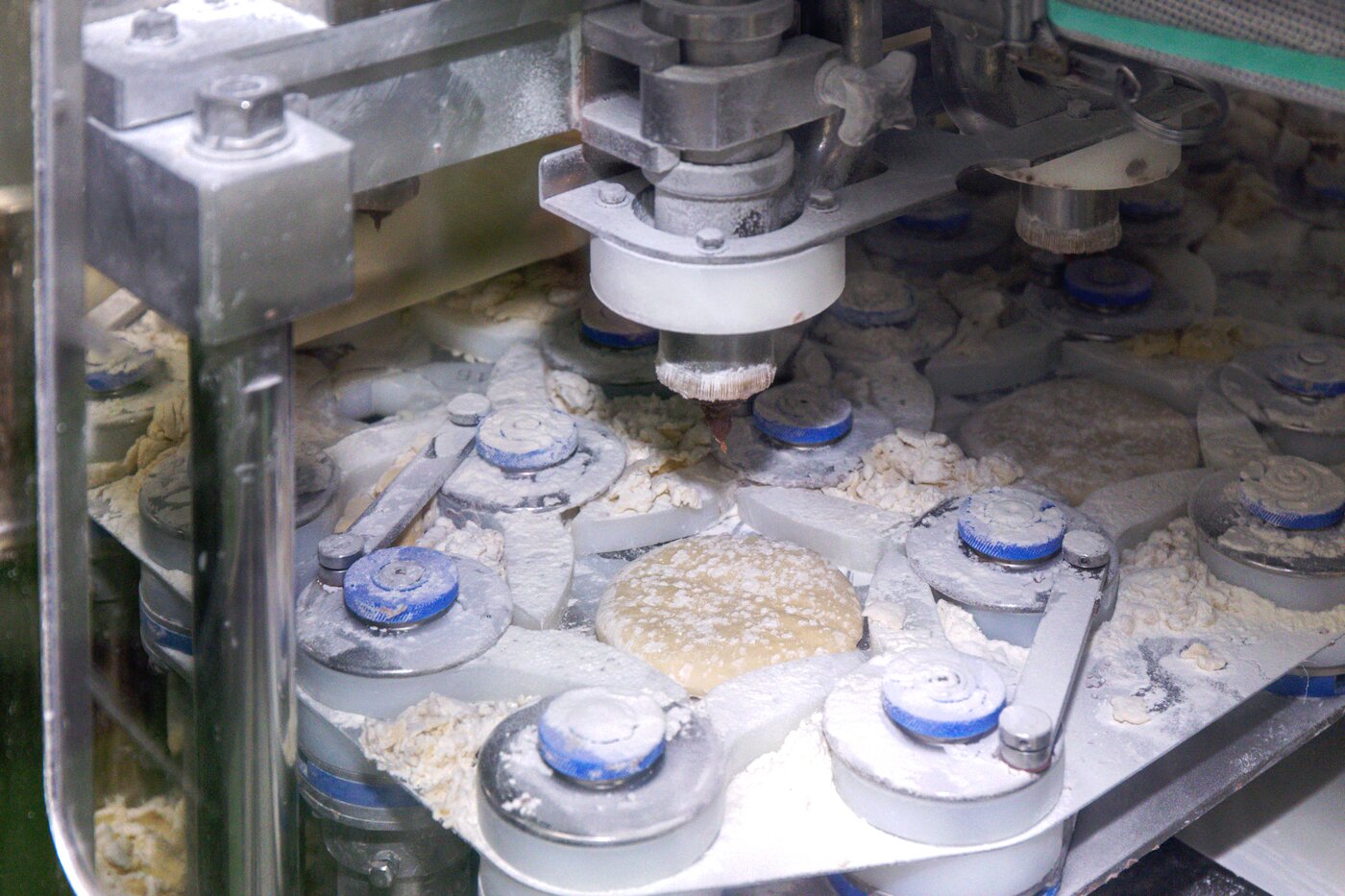 본문 이미지 -  경기도 안성시 '몽 블랑제' 안성공장 내 정통단팥빵 생산 모습.(홈플러스 제공).