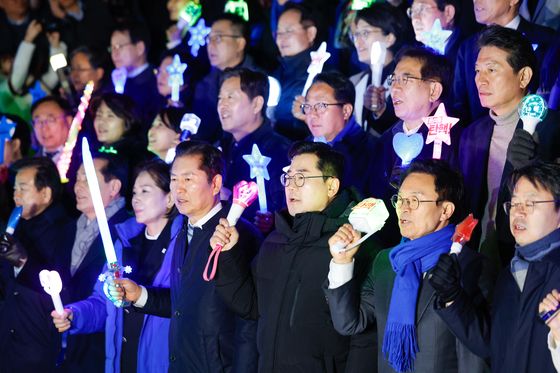 '탄핵 응원봉' 든 민주 "단죄해야 전두환·윤석열 같은 미치광이 없어져"