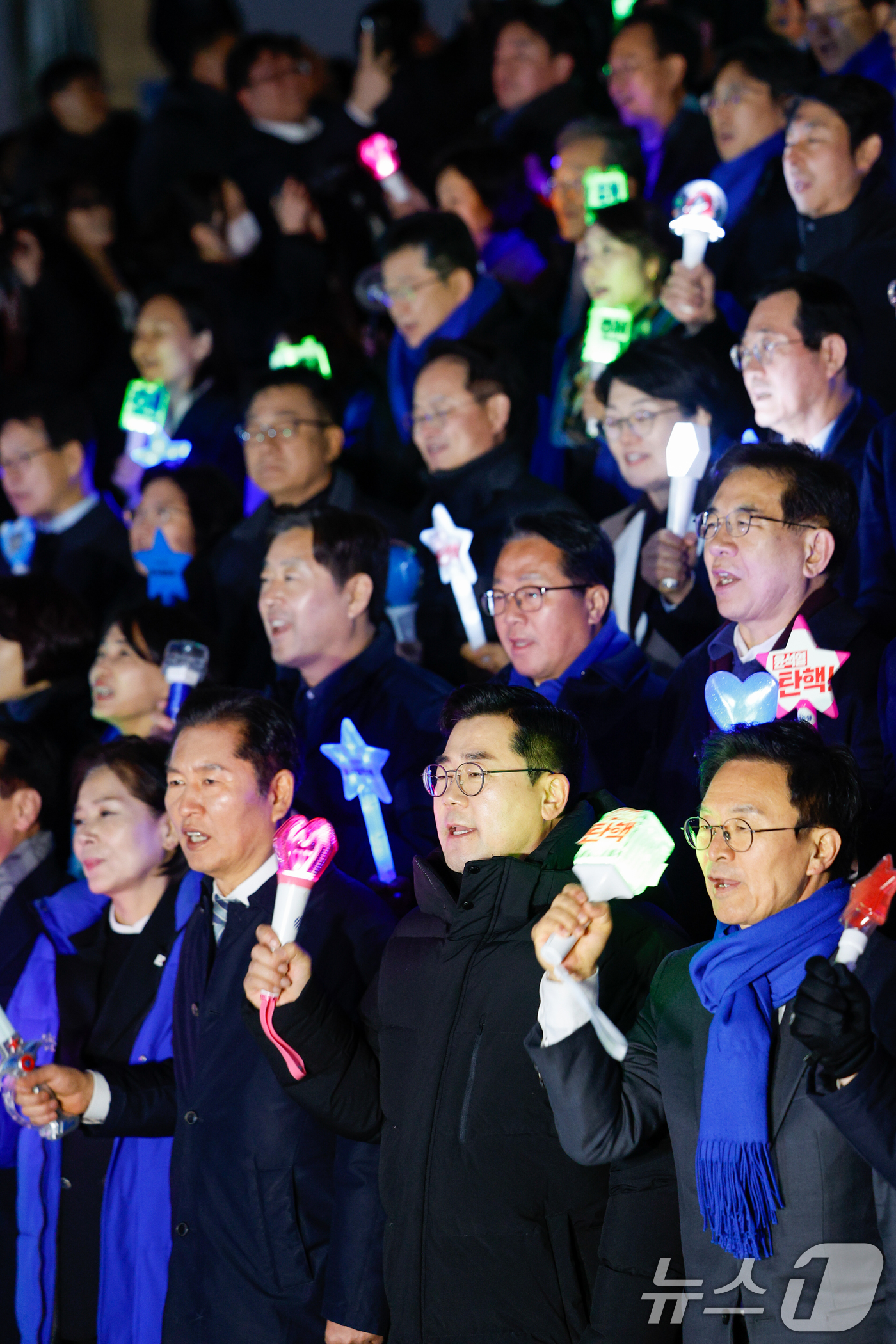 (서울=뉴스1) 안은나 기자 = 더불어민주당 박찬대 원내대표를 비롯한 국회의원들이 윤석열 대통령 탄핵안 표결을 하루 앞둔 13일 오후 서울 여의도 국회 본청 계단에서 각자 응원봉을 …