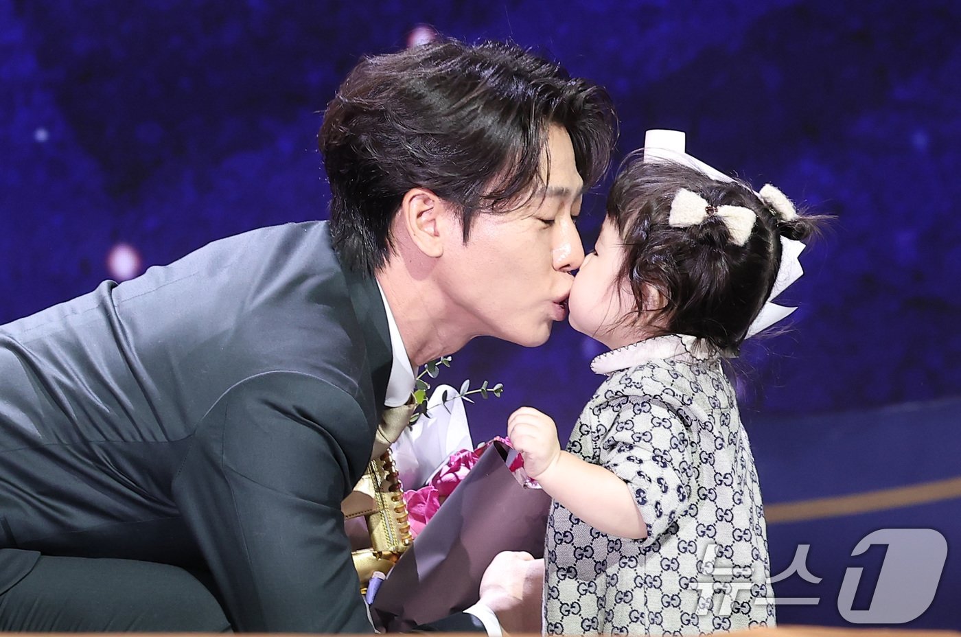 본문 이미지 - KIA 타이거즈 박찬호가 13일 서울 강남구 코엑스 오디토리움에서 열린 ‘2024 신한은행 SOL KBO 골든글러브 시상식’에서 유격수 부문 골든글러브를 수상한 후 딸과 뽀뽀하고 있다. 2024.12.13/뉴스1 ⓒ News1 김성진 기자