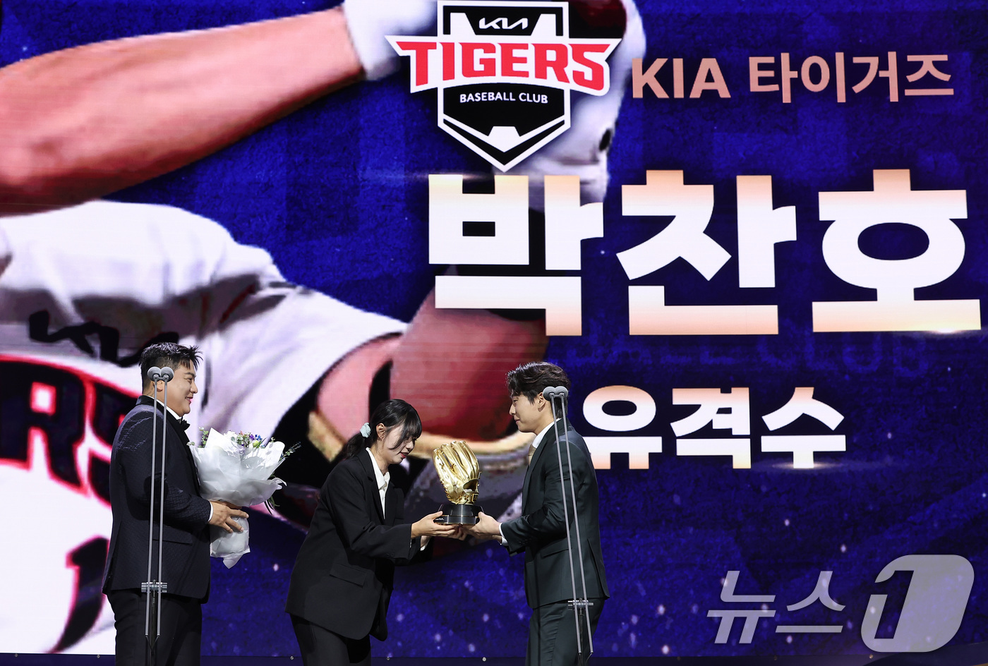(서울=뉴스1) 김성진 기자 = KIA 타이거즈 박찬호가 13일 서울 강남구 코엑스 오디토리움에서 열린 ‘2024 신한은행 SOL KBO 골든글러브 시상식’에서 유격수 부문 골든글 …