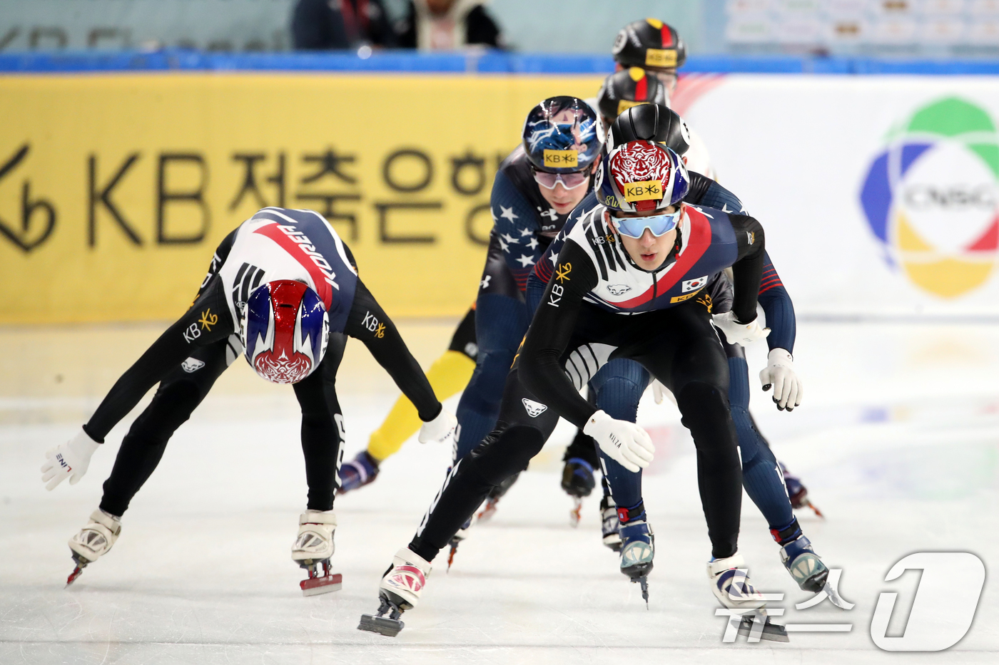 (서울=뉴스1) 이승배 기자 = 13일 서울 양천구 목동 아이스링크에서 열린 'KB금융-ISU 쇼트트랙 월드투어 서울 대회' 남자 5,,000m 계주 준준결승에서 대한민국 박장혁이 …