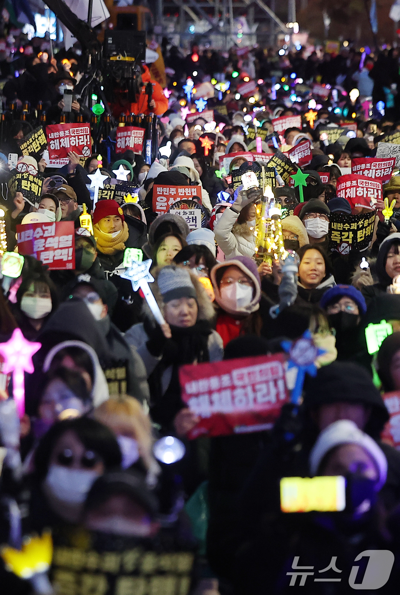 (서울=뉴스1) 김진환 기자 = 윤석열 대통령에 대한 국회의 2차 탄핵소추안 표결을 하루 앞둔 13일 오후 서울 영등포구 여의도 국회 앞에서 열린 '윤석열 즉각 탄핵 구속 촉구 촛 …