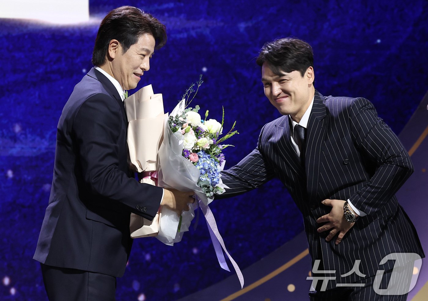 본문 이미지 - 삼성 라이온즈 강민호가 13일 서울 강남구 코엑스 오디토리움에서 열린 ‘2024 신한은행 SOL KBO 골든글러브 시상식’에서 포수 부문 골든글러브를 수상한 후 LG 트윈스 박동원에게 축하받고 있다. 2024.12.13/뉴스1 ⓒ News1 김성진 기자