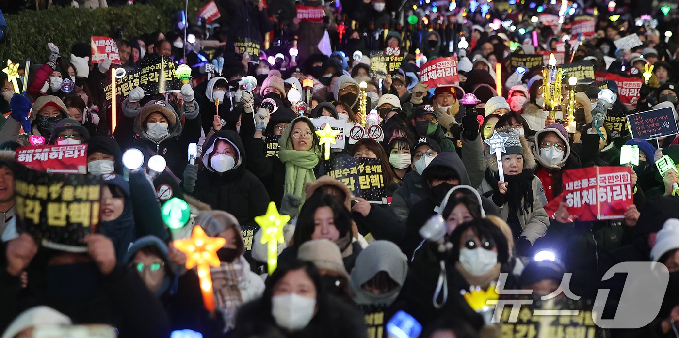 서울 영등포구 여의도 국회 앞에서 열린 &#39;윤석열 즉각 탄핵 구속 촉구 촛불문화제&#39;에서 참가자들이 응원봉과 손피켓을 들어 보이고 있다. 2024.12.13/뉴스1 ⓒ News1 김진환 기자