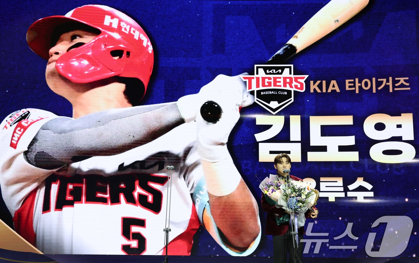 KIA 타이거즈 김도영이 13일 서울 강남구 코엑스 오디토리움에서 열린 ‘2024 신한은행 SOL KBO 골든글러브 시상식’에서 3루수 부문 골든글러브 수상 소감을 전하고 있다. 2024.12.13/뉴스1 ⓒ News1 김성진 기자