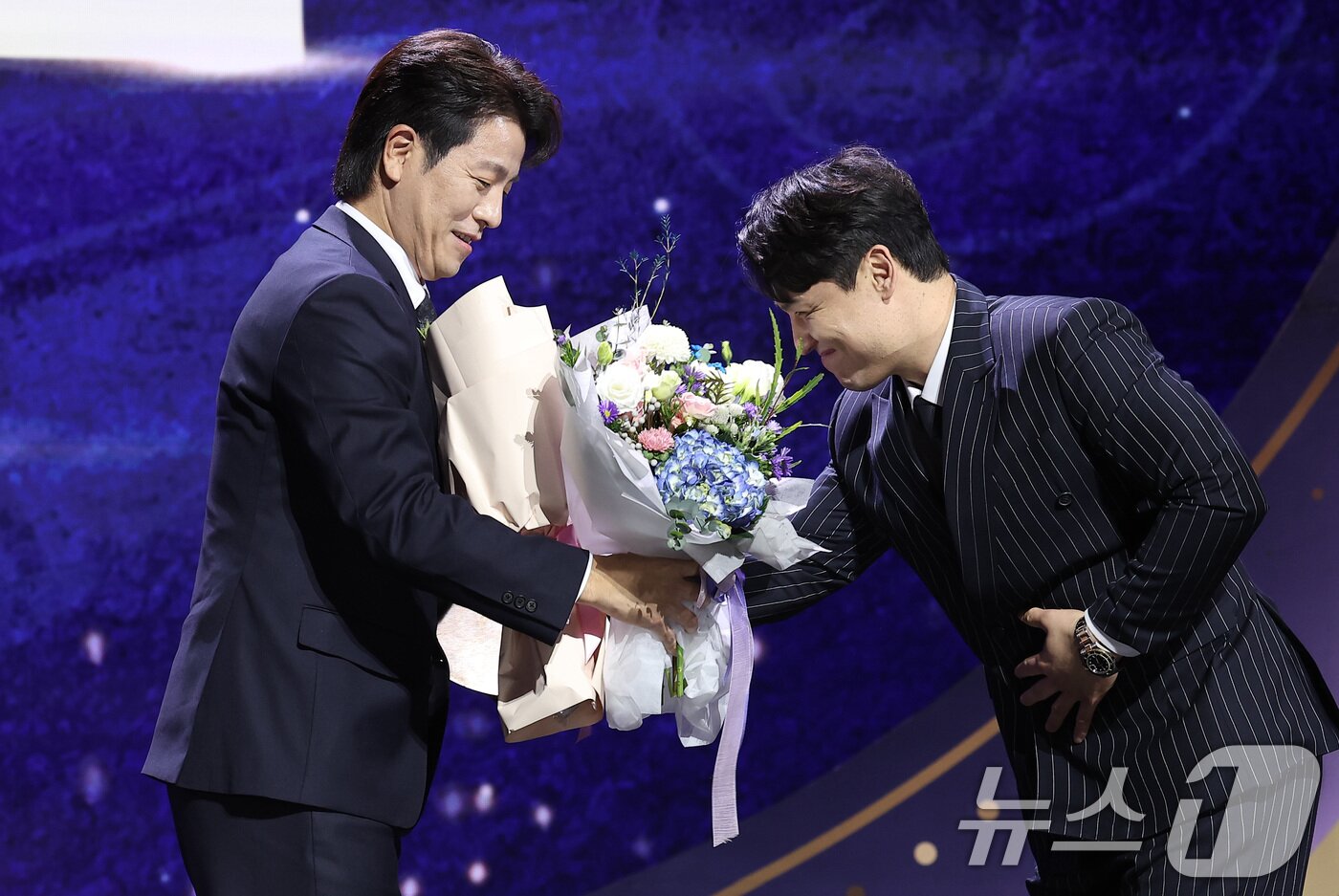 본문 이미지 - 삼성 라이온즈 강민호가 13일 서울 강남구 코엑스 오디토리움에서 열린 ‘2024 신한은행 SOL KBO 골든글러브 시상식’에서 포수 부문 골든글러브를 수상한 후 LG 트윈스 박동원에게 축하받고 있다. 2024.12.13/뉴스1 ⓒ News1 김성진 기자