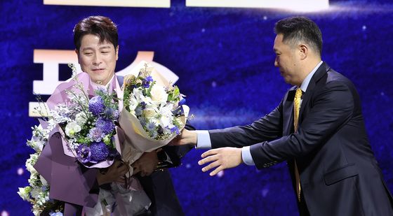 박진만 감독에게 축하받는 강민호