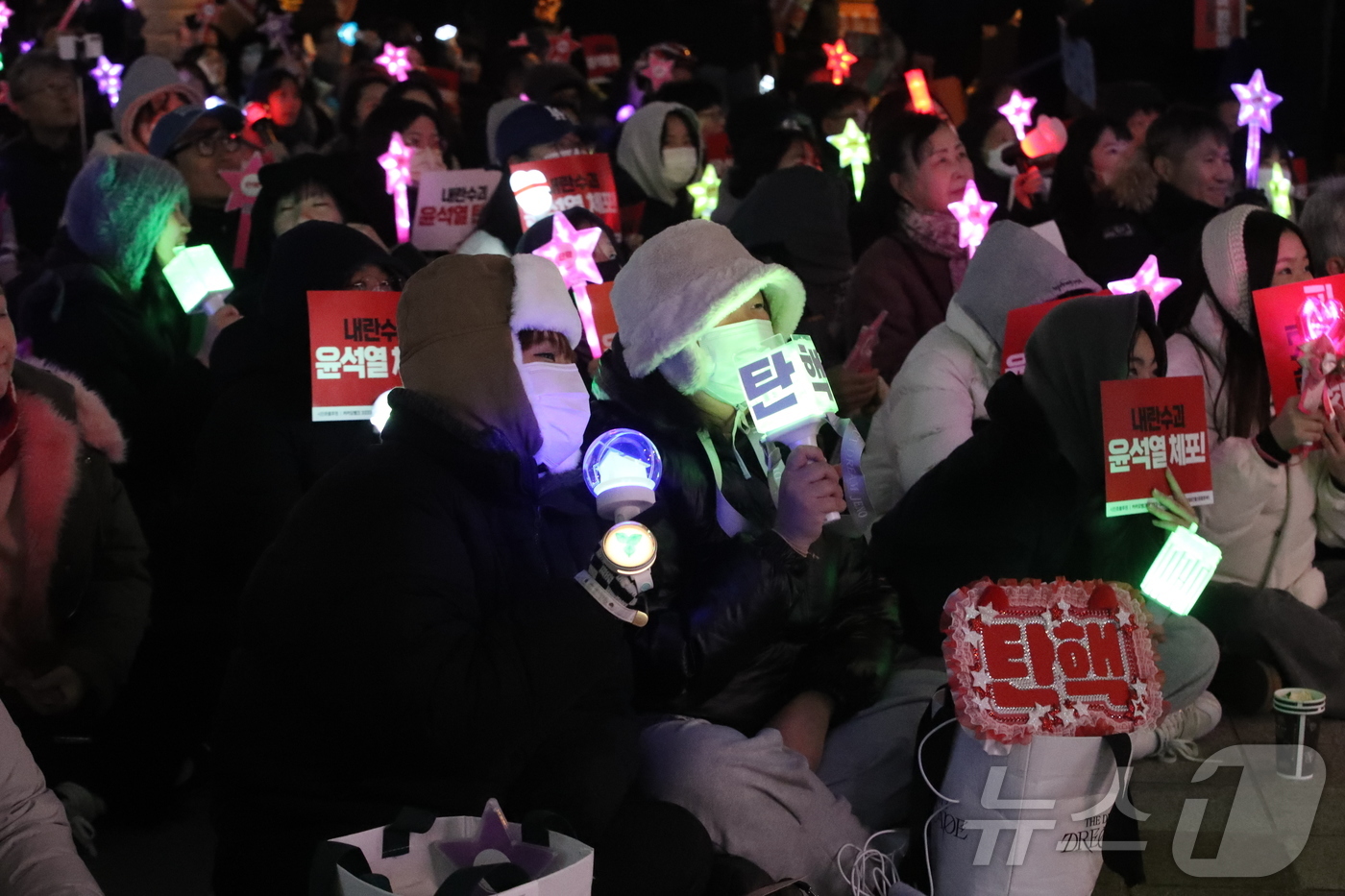 (울산=뉴스1) 김세은 기자 = 윤석열 대통령 탄핵소추안 표결을 하루 앞둔 13일 오후 6시 30분 울산 롯데백화점 앞 열린 촛불집회에서 1020세대들이 친구와 함께 윤석열 탄핵을 …