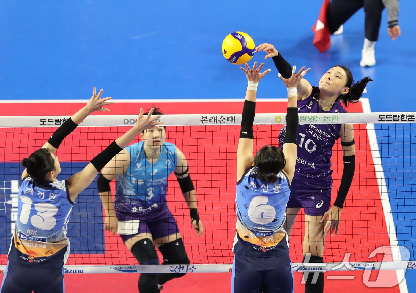 본문 이미지 - 13일 오후 경기 화성시 향남읍 화성종합경기타운 실내체육관에서 열린 프로배구 &#39;도드람 2024-2025 V-리그&#39; 여자부 IBK기업은행과 흥국생명의 경기에서 흥국생명 김연경이 스파이크 공격을 하고 있다. 2024.12.13/뉴스1 ⓒ News1 김영운 기자