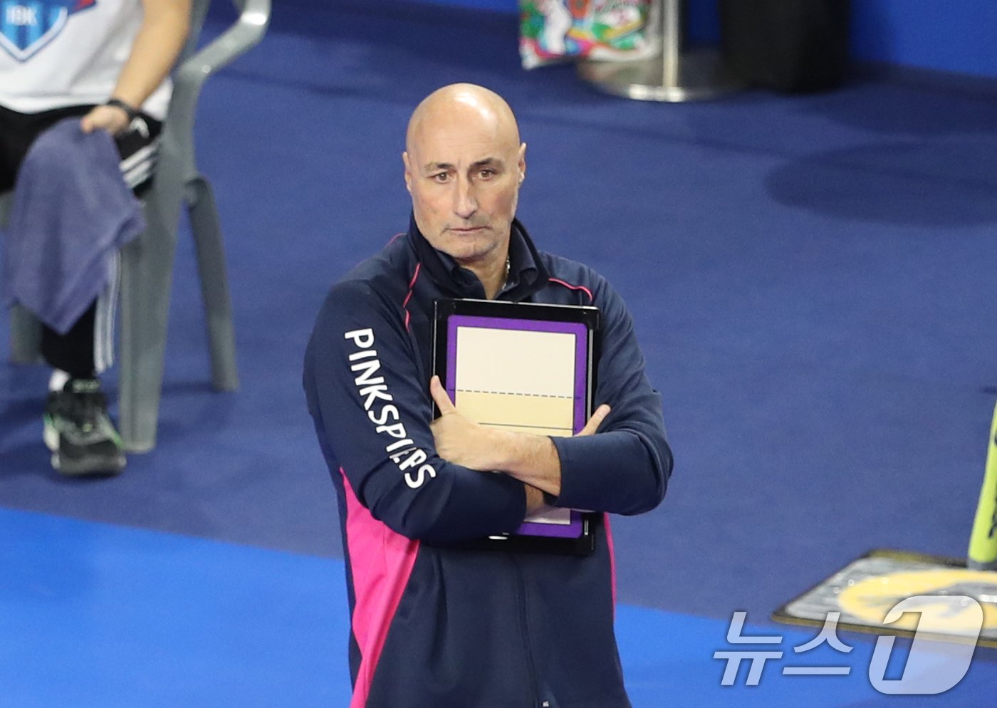 본문 이미지 - 13일 오후 경기 화성시 향남읍 화성종합경기타운 실내체육관에서 열린 프로배구 &#39;도드람 2024-2025 V-리그&#39; 여자부 IBK기업은행과 흥국생명의 경기에서 흥국생명 아본단자 감독이 경기를 지켜보고 있다. 2024.12.13/뉴스1 ⓒ News1 김영운 기자