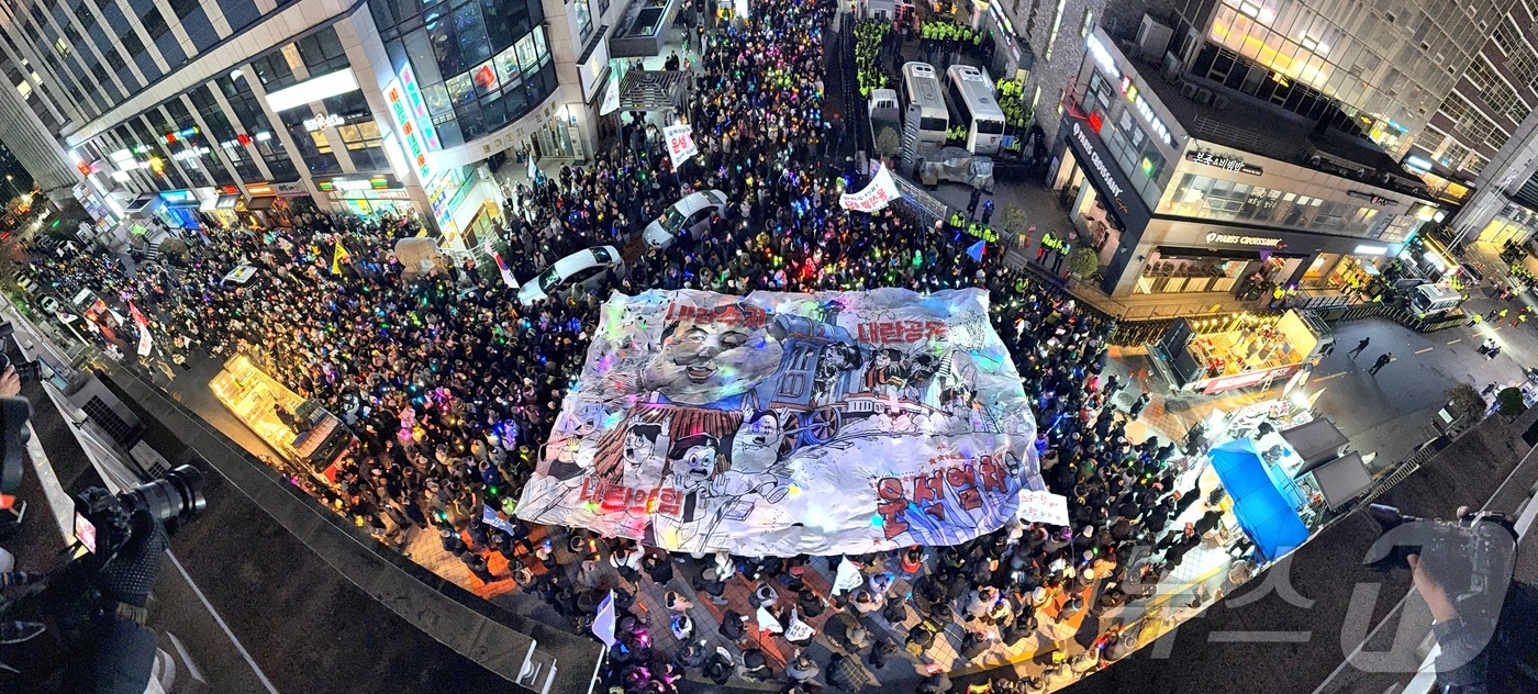 (서울=뉴스1) 김진환 기자 = 윤석열 대통령에 대한 국회의 2차 탄핵소추안 표결을 하루 앞둔 13일 오후 서울 영등포구 여의도 국민의힘 당사 앞에서 시민들이 윤석열 대통령 탄핵과 …