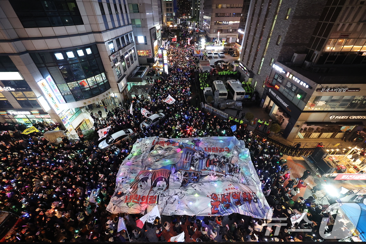 (서울=뉴스1) 김진환 기자 = 윤석열 대통령에 대한 국회의 2차 탄핵소추안 표결을 하루 앞둔 13일 오후 서울 영등포구 여의도 국민의힘 당사 앞에서 시민들이 윤석열 대통령 탄핵과 …