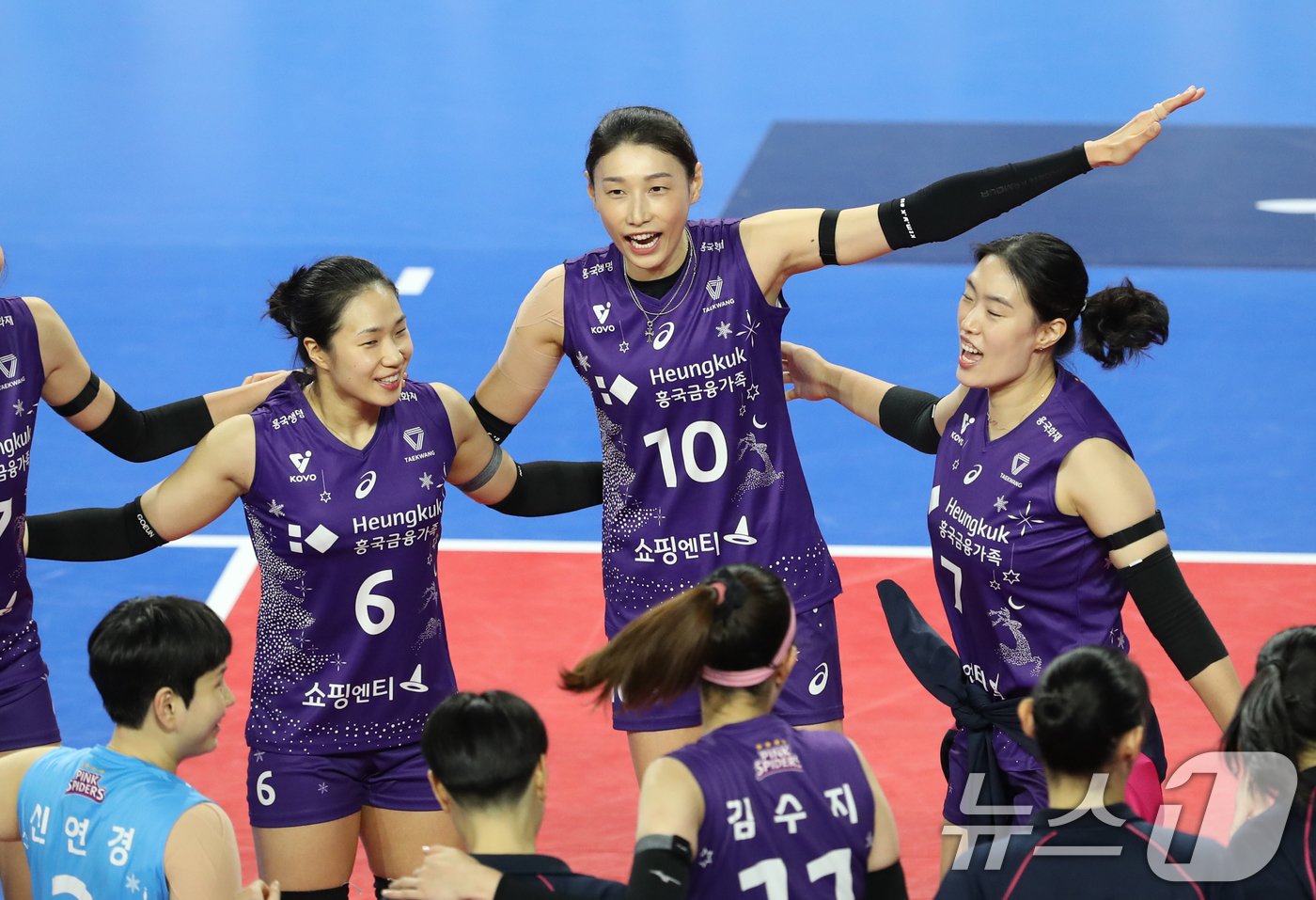 본문 이미지 - 선두를 달리고 있는 흥국생명. /뉴스1 DB ⓒ News1 김영운 기자