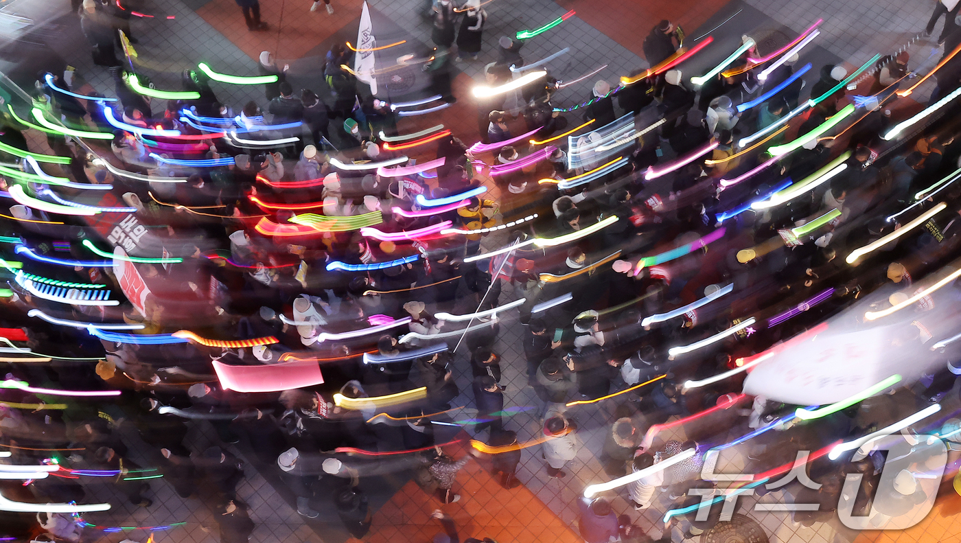 (서울=뉴스1) 김진환 기자 = 13일 오후 서울 여의도 국민의힘 당사 앞에서 시민들이 윤석열 대통령 탄핵과 국민의힘 해체를 촉구하고 있다. 2024.12.13/뉴스1