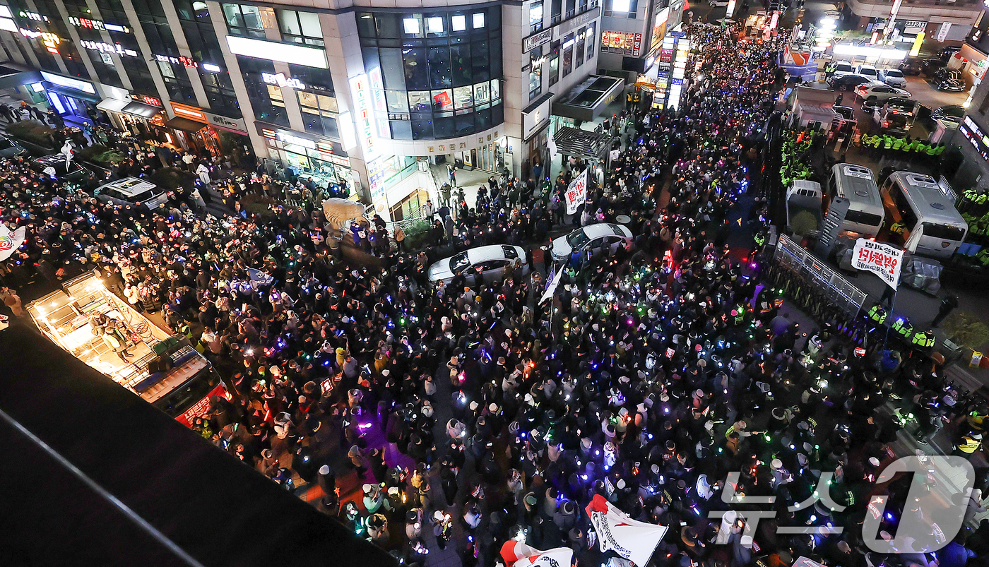 (서울=뉴스1) 김진환 기자 = 13일 오후 서울 여의도 국민의힘 당사 앞에서 시민들이 윤석열 대통령 탄핵과 국민의힘 해체를 촉구하고 있다. 2024.12.13/뉴스1