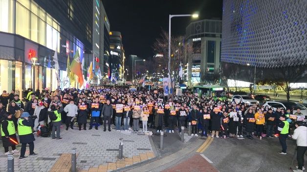 영하2도 추위에도…탄핵 표결 앞두고 대전서 정권퇴진 함성