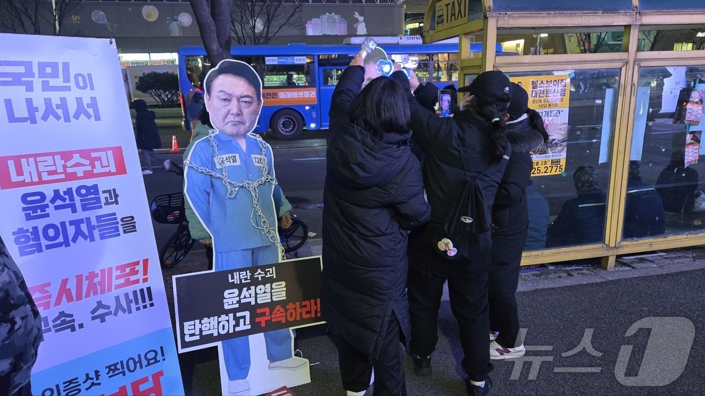  13일 대전 은하수네거리에서 시민들이 죄수복을 입은 김용현 전 장관의 등신대를 향해 때리는 시늉을 하고 있다. 2024.12.13 /뉴스1 ⓒ News1 허진실 기자 