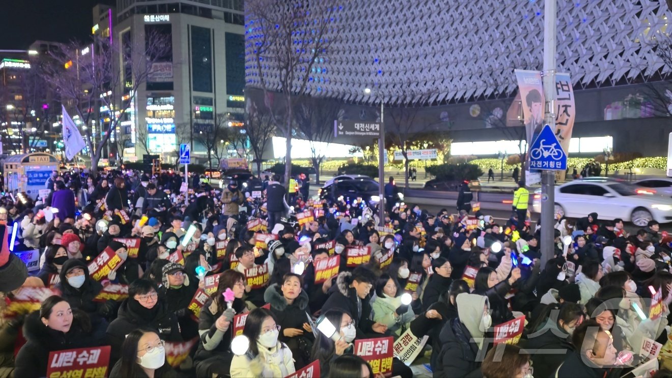  윤석열정권퇴진대전운동본부를 비롯해 시민사회단체 구성원들이 13일 저녁 대전 서구 은하수네거리 일대에서 윤석열 대통령의 퇴진을 촉구하고 있다 2024.12.13 /뉴스1 ⓒ News1 허진실 기자 