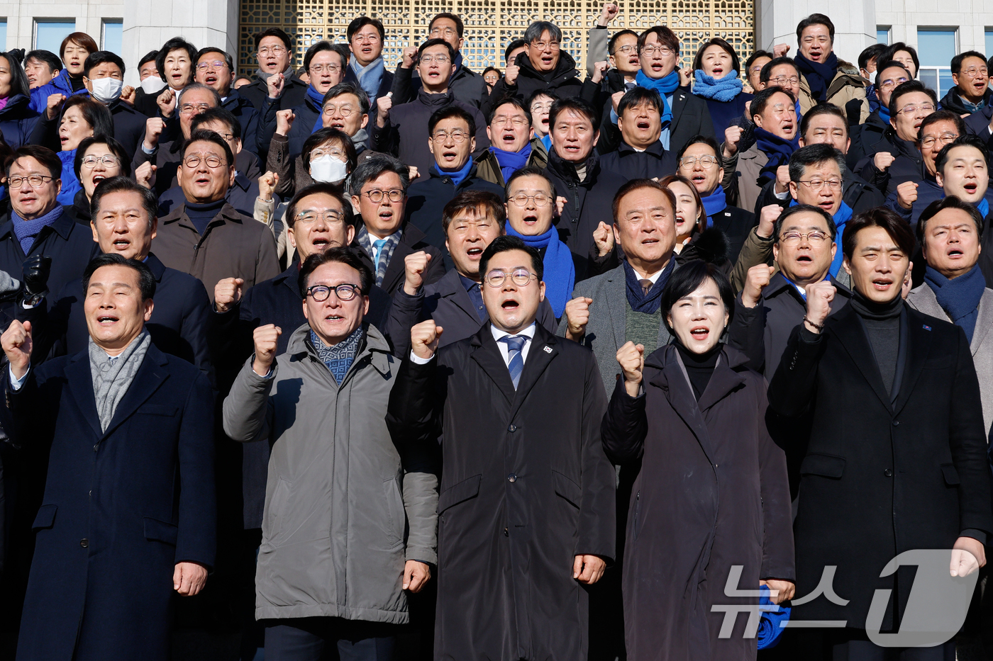 (서울=뉴스1) 안은나 기자 = 박찬대 더불어민주당 원내대표와 의원들이 윤석열 대통령 탄핵안 표결을 앞둔 14일 오전 서울 여의도 국회에서 의원총회를 마친 후 탄핵 가결을 촉구하며 …