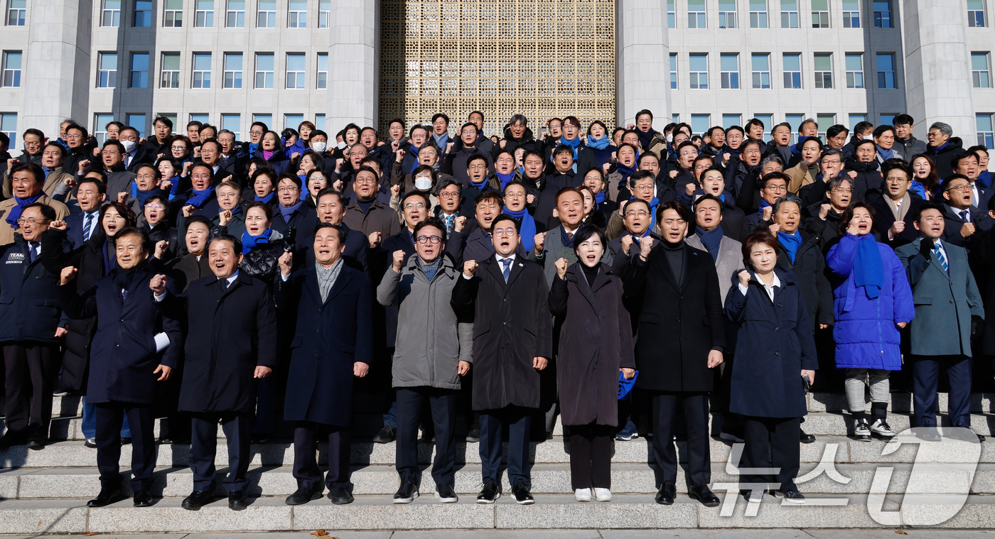 (서울=뉴스1) 안은나 기자 = 박찬대 더불어민주당 원내대표와 의원들이 윤석열 대통령 탄핵안 표결을 앞둔 14일 오전 서울 여의도 국회에서 의원총회를 마친 후 탄핵 가결을 촉구하며 …