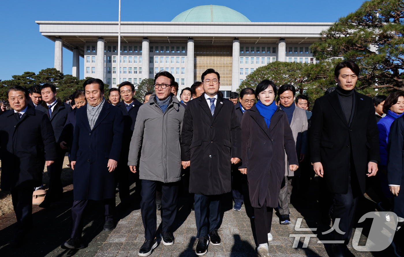 (서울=뉴스1) 안은나 기자 = 박찬대 더불어민주당 원내대표와 의원들이 윤석열 대통령 탄핵안 표결을 앞둔 14일 오전 서울 여의도 국회에서 의원총회를 마친 후 국회 앞 시민들을 만 …