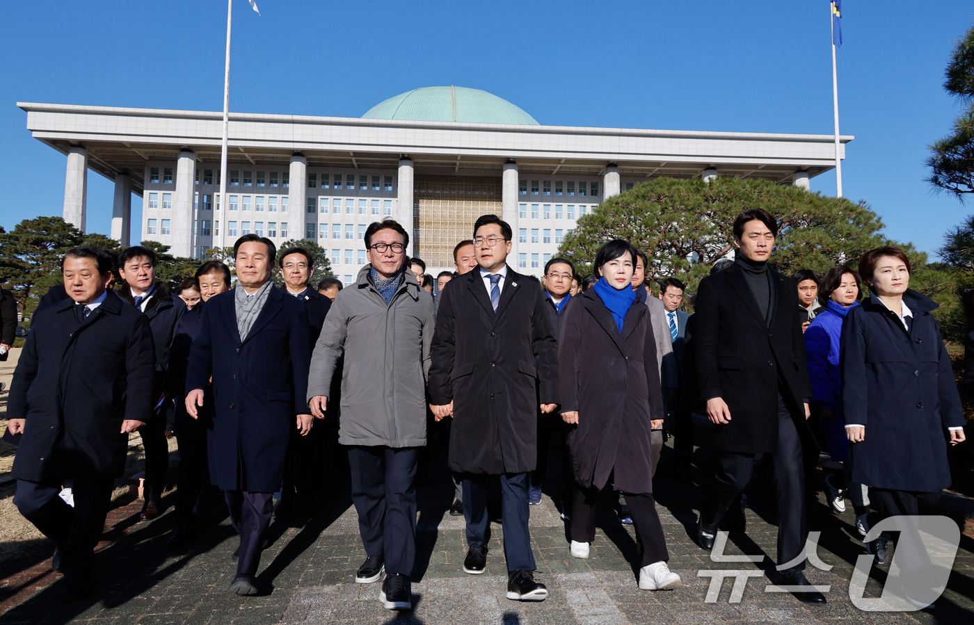 (서울=뉴스1) 안은나 기자 = 박찬대 더불어민주당 원내대표와 의원들이 윤석열 대통령 탄핵안 표결을 앞둔 14일 오전 서울 여의도 국회에서 의원총회를 마친 후 국회 앞 시민들을 만 …