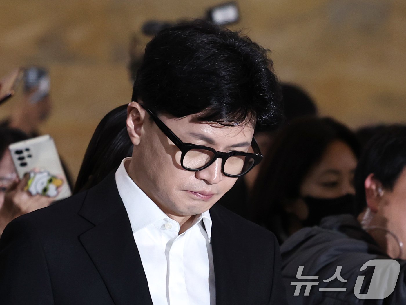 본문 이미지 - 한동훈 국민의힘 대표가 14일 오전 서울 여의도 국회에서 열린 의원총회에 참석하고 있다. 2024.12.14/뉴스1 ⓒ News1 구윤성 기자