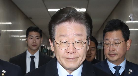 비공개 최고위회의 참석하는 이재명 대표