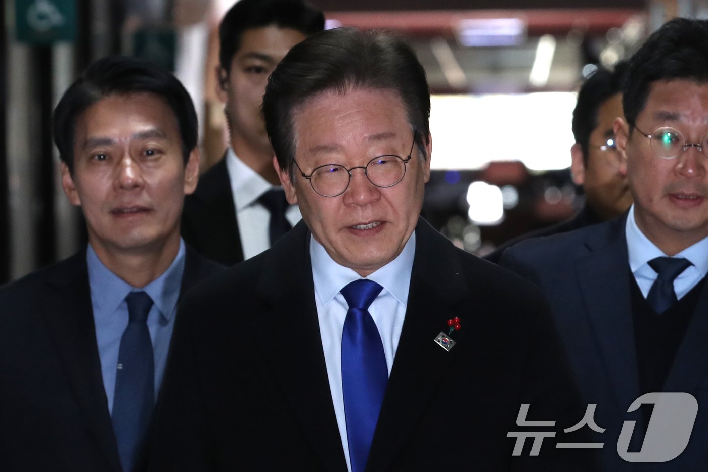 본문 이미지 - 이재명 더불어민주당 대표가 윤석열 대통령 탄핵소추안 표결을 앞둔 14일 오전 서울 여의도 국회애서 열린 비공개 최고위원회의에 참석하고 있다. 2024.12.14/뉴스1 ⓒ News1 이광호 기자