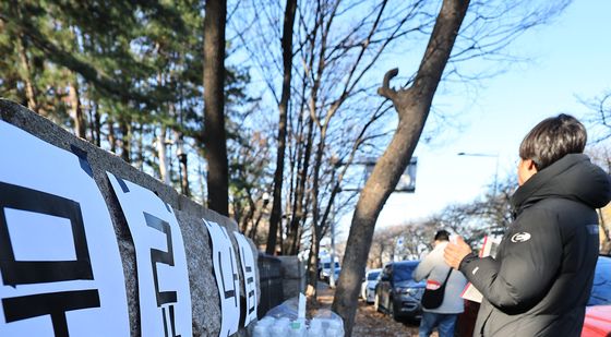 국회 주변 곳곳에 핫팩-물 등 무료 나눔