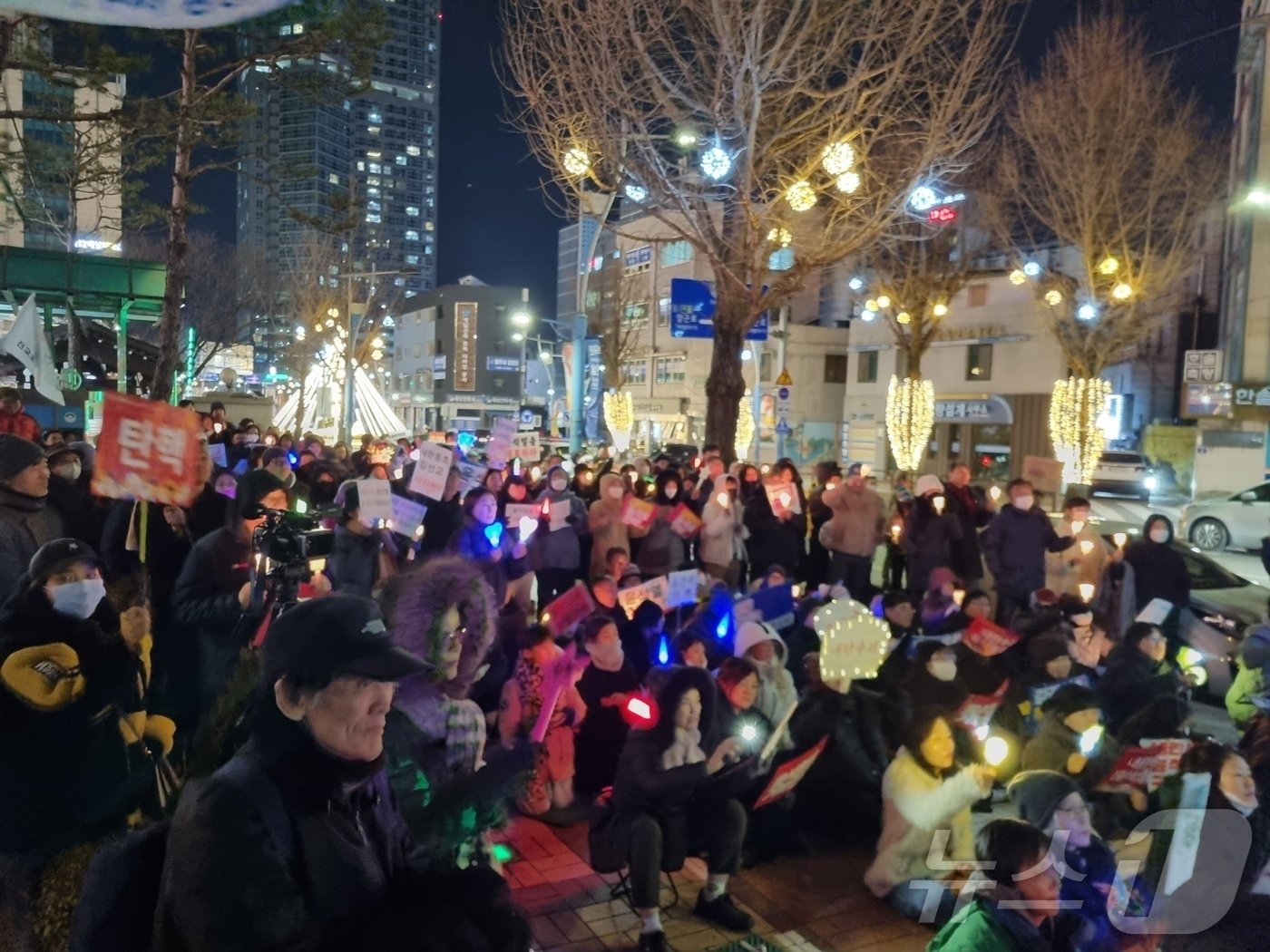 지난 12일 경기 양평군 주민 500여 명이 군청 앞에 모여 윤석열 대통령 탄핵 촉구 집회를 진행했다.&#40;독자 제공&#41;/뉴스1 양희문 기자 