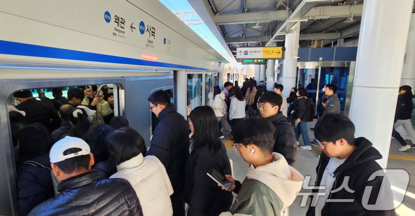 대구권 광역철도&#40;대경선&#41; 개통 첫 날인 14일 구미 사곡역에서 시민들이 구미역에서 출발한 철도에 탑승하고 있다. 2024.12.14/뉴스1 ⓒ News1 정우용 기자