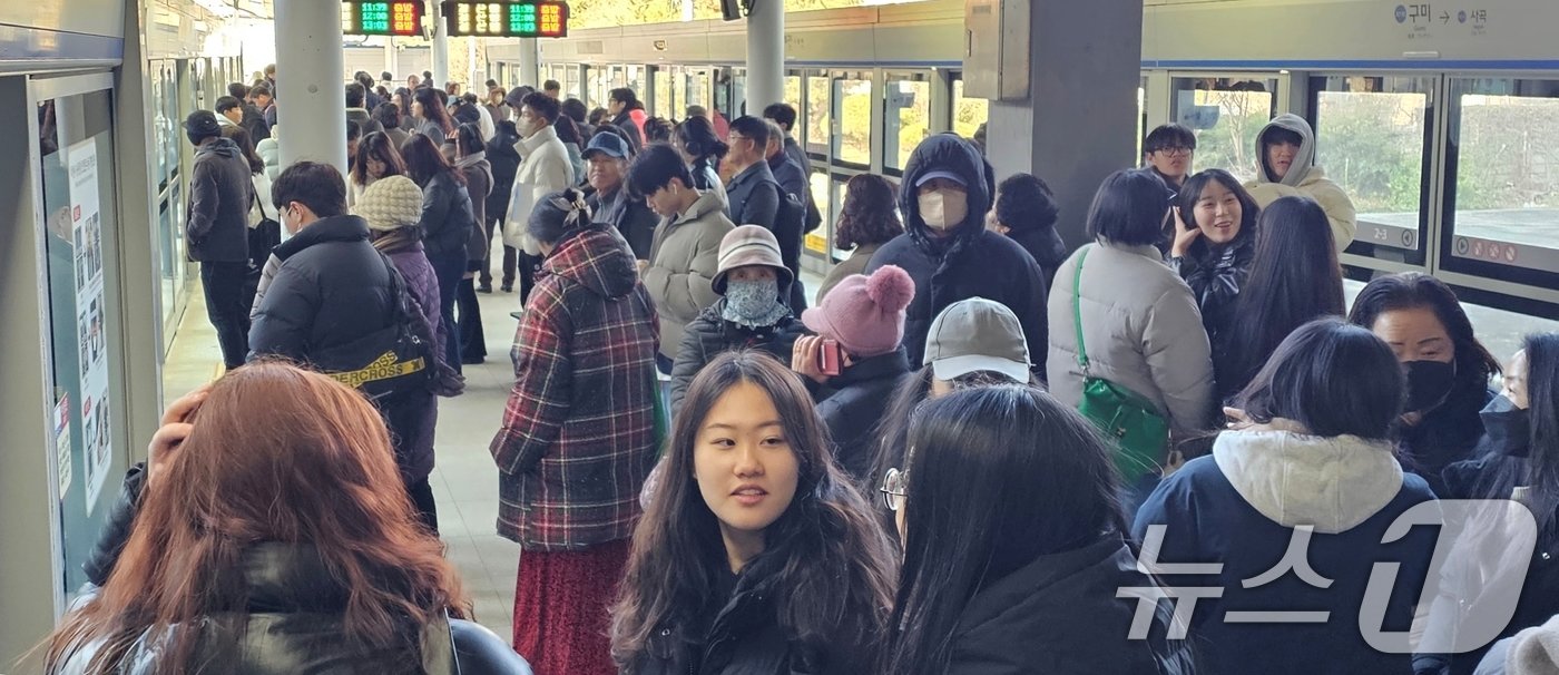 비수도권 최초로 개통된 대구권 광역철도&#40;대경선&#41;가 14일 첫 운행을 시작한 가운데 구미역에서 시민들이 열차를 기다리고 있다. 2024.12.14/뉴스1 ⓒ News1 정우용 기자