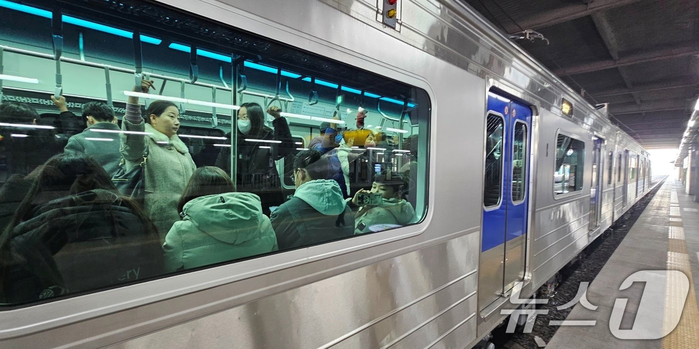 본문 이미지 - 비수도권 최초로 개통된 대구권 광역철도&#40;대경선&#41;가 14일 첫 운행을 시작한 가운데 구미역을 출발하는 열차에 탑승한 시민들이 출발을 기다리고 있다. 2024.12.14/뉴스1 ⓒ News1 정우용 기자