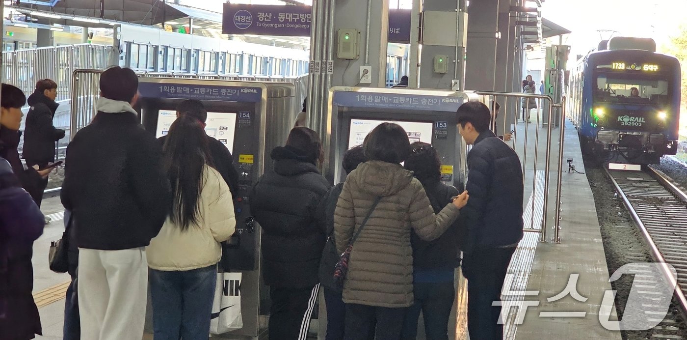 비수도권 최초로 개통된 대구권 광역철도&#40;대경선&#41;가 14일 첫 운행을 시작한 가운데 구미역에서 1회용 승차권 구입을 위해 시민들이 긴 줄을 서고 있다. 2024.12.14/뉴스1 ⓒ News1 정우용 기자