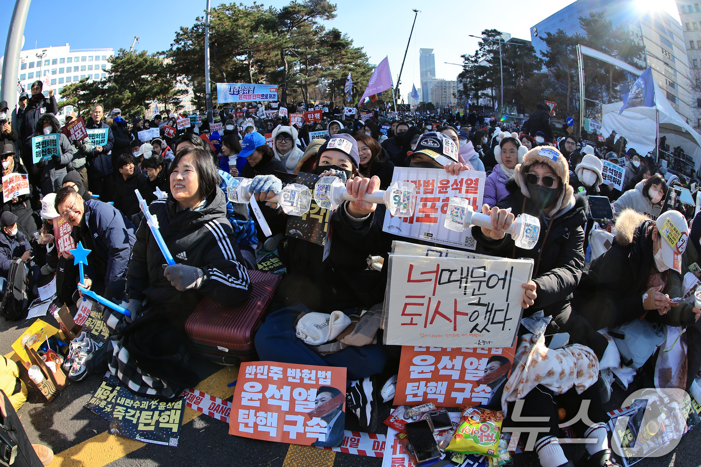 (서울=뉴스1) 박정호 기자 = 윤석열 대통령에 대한 탄핵소추안 표결이 예정된 14일 오후 서울 여의도 국회의사당 앞에서 탄핵을 촉구하는 시민들이 모여 대통령 탄핵을 촉구하고 있다 …