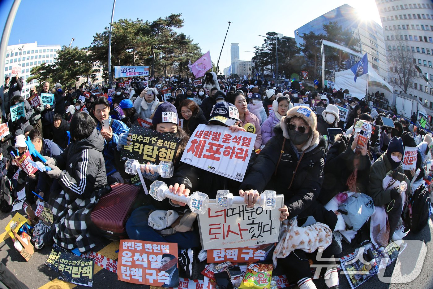 윤석열 대통령에 대한 탄핵소추안 표결이 예정된 14일 오전 서울 여의도 국회의사당 앞에서 탄핵을 촉구하는 시민들이 모여 대통령 탄핵을 촉구하고 있다. 2024.12.14/뉴스1 ⓒ News1 박정호 기자