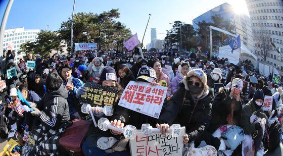 국회 앞에서 탄핵 촉구하는 시민 물결