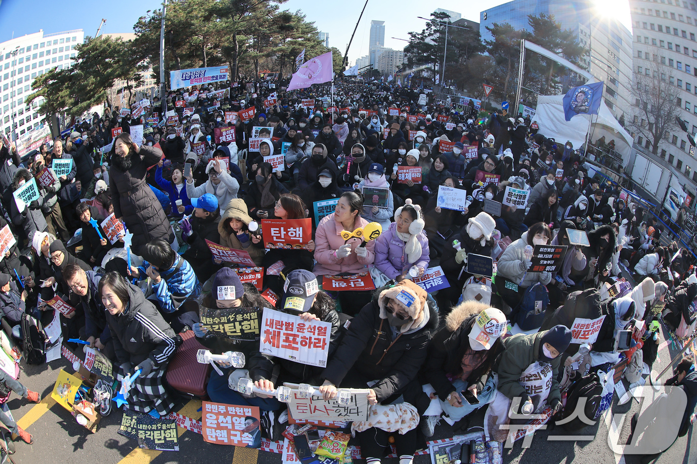 (서울=뉴스1) 박정호 기자 = 윤석열 대통령에 대한 탄핵소추안 표결이 예정된 14일 오후 서울 여의도 국회의사당 앞에서 탄핵을 촉구하는 시민들이 모여 대통령 탄핵을 촉구하고 있다 …