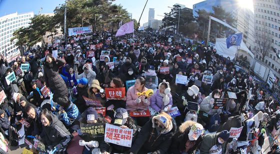 국회 앞 가득 메운 탄핵 촉구 시민들