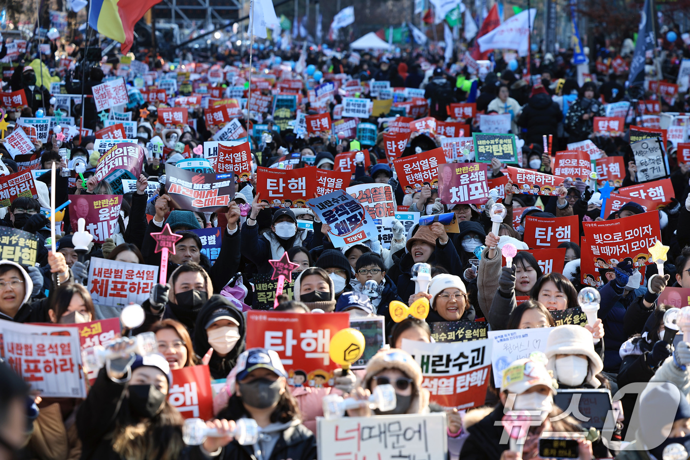 (서울=뉴스1) 박정호 기자 = 윤석열 대통령에 대한 탄핵소추안 표결이 예정된 14일 오후 서울 여의도 국회의사당 앞에서 탄핵을 촉구하는 시민들이 모여 대통령 탄핵을 촉구하고 있다 …