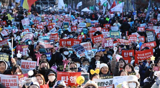 국회 앞에서 탄핵 외치는 시민들