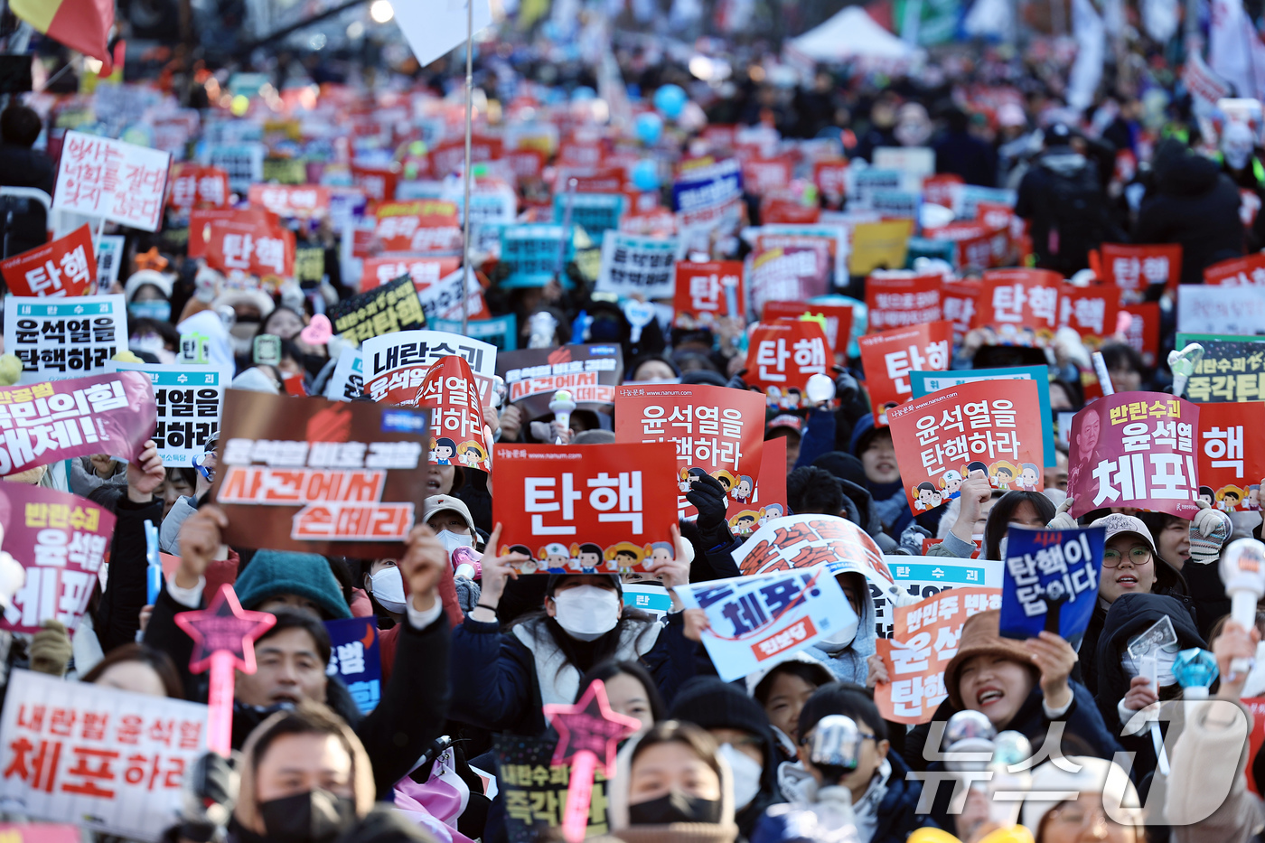 (서울=뉴스1) 박정호 기자 = 윤석열 대통령에 대한 탄핵소추안 표결이 예정된 14일 오후 서울 여의도 국회의사당 앞에서 탄핵을 촉구하는 시민들이 모여 대통령 탄핵을 촉구하고 있다 …