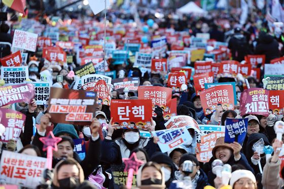 "사람 더 늘었다" "마지막 집회이길"…'尹 탄핵 표결' 국회 앞 인산인해