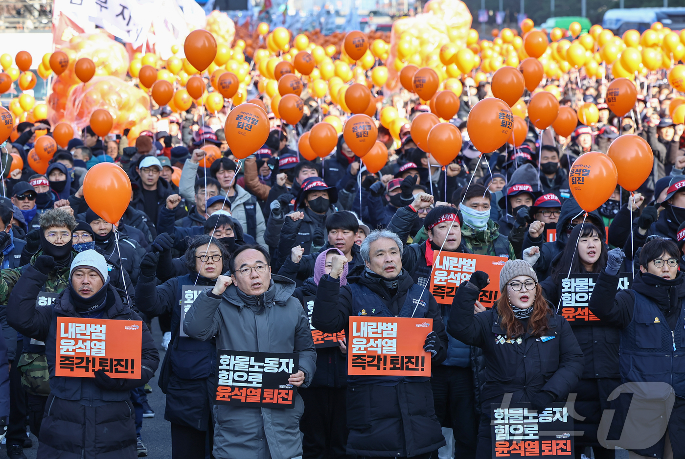 (서울=뉴스1) 김도우 기자 = 공공운수노조 화물연대 조합원들이 14일 서울 여의도 환승센터에서 '윤석열 즉각퇴진! 화물연대 총력투쟁 결의대회'를 하고 있다. 2024.12.14/ …