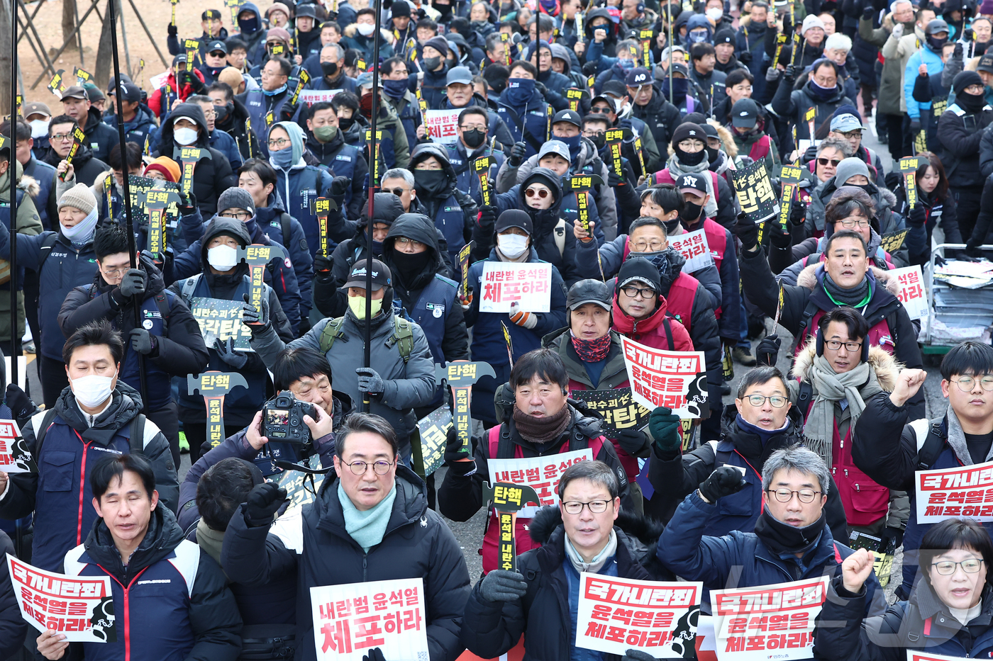 (서울=뉴스1) 김도우 기자 = 민주노총 조합원들이 14일 서울 여의도 국회 인근에서 '내란수괴 윤석열 즉각 탄핵 결의대회'에서 구호를 외치고 있다. 2024.12.14/뉴스1