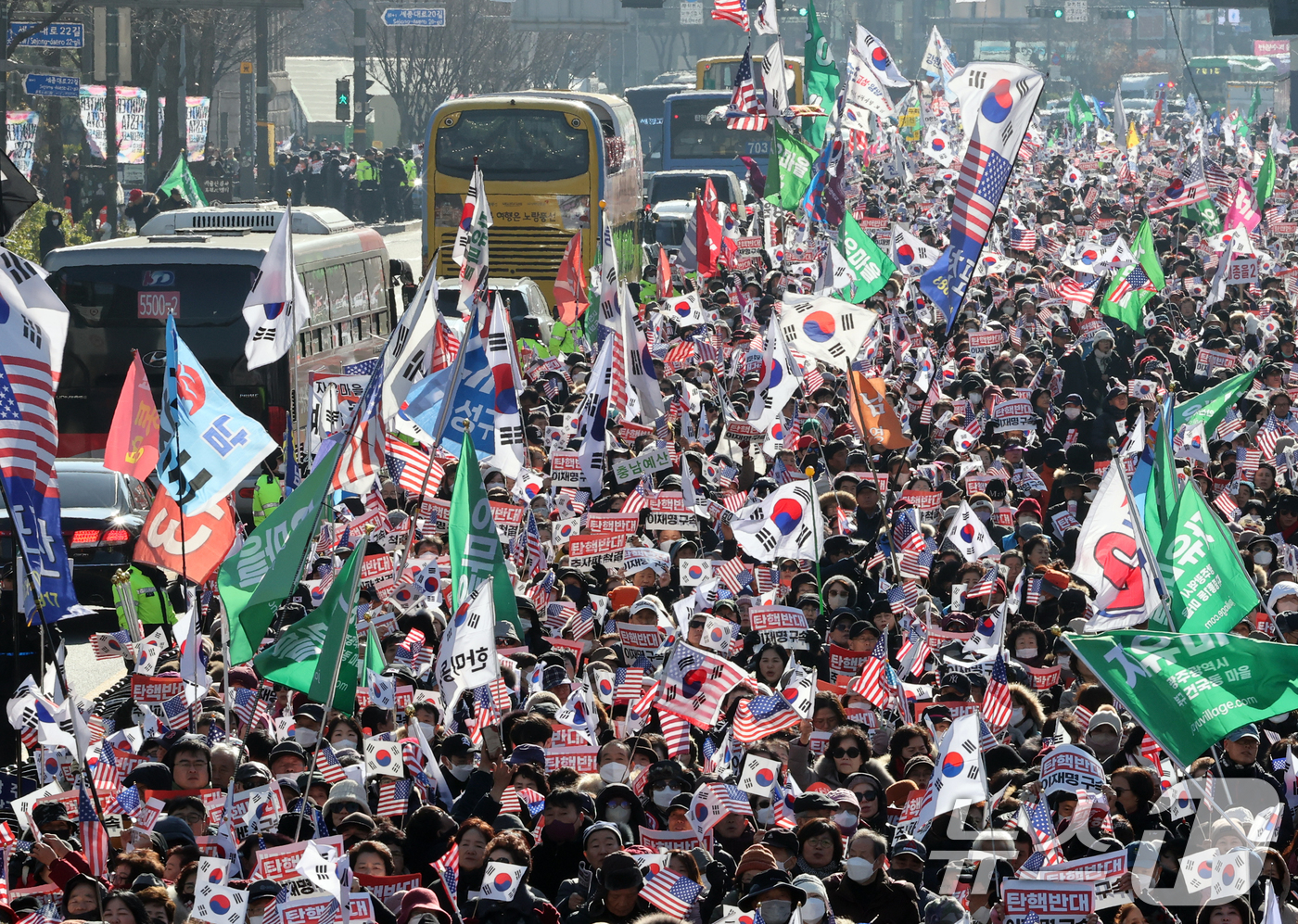 (서울=뉴스1) 송원영 기자 = 윤석열 대통령에 대한 국회 탄핵소추안 표결을 앞둔 14일 서울 세종대로 일대에서 열린 자유통일당 및 보수단체의 윤 대통령 탄핵 반대 집회로 인해 도 …